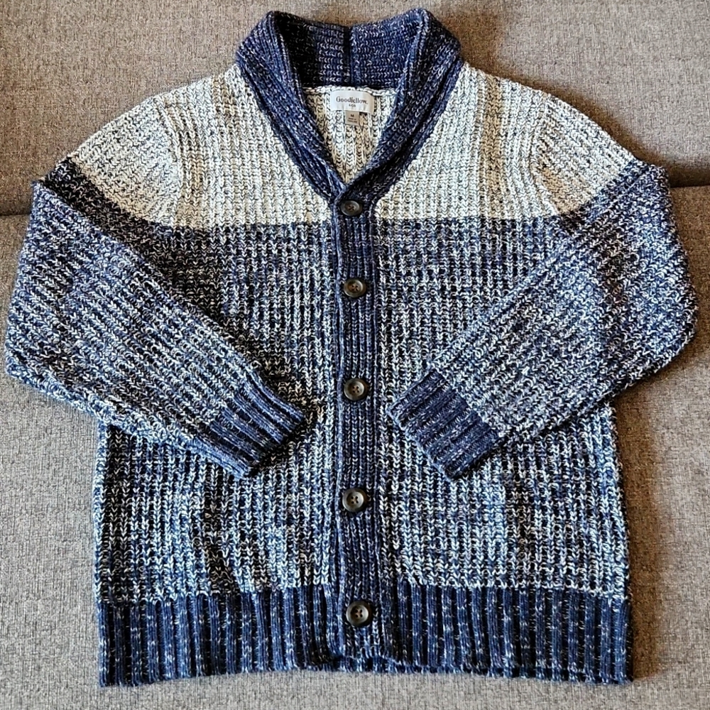 I'm selling a size M mens knit sweater in great condition.